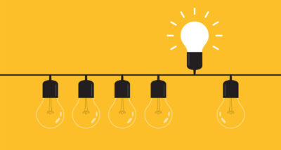 une ligne d'ampoules avec une ampoule allumée
